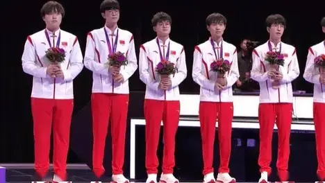 Light选出VN引热议！水晶哥犀利点评：能否比肩传奇选手Uzi？